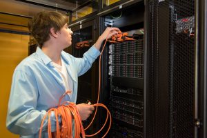 сотрудник хостинг компании обслуживает виртуальный сервер и обеспечивает работу технической поддержки