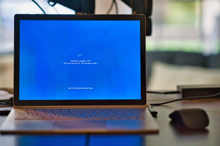 удаленный рабочий стол на Windows 10 в открытом ноутбуке